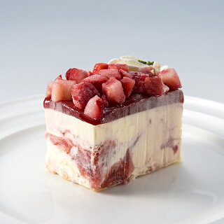 【銀座千疋屋/クリスマスケーキ】送料無料銀座千疋屋ベリーたっぷりのホワイトクリスマス【銀座/千疋屋/スイーツ/ケーキ/クリスマス/クリスマスケーキ/冷凍】