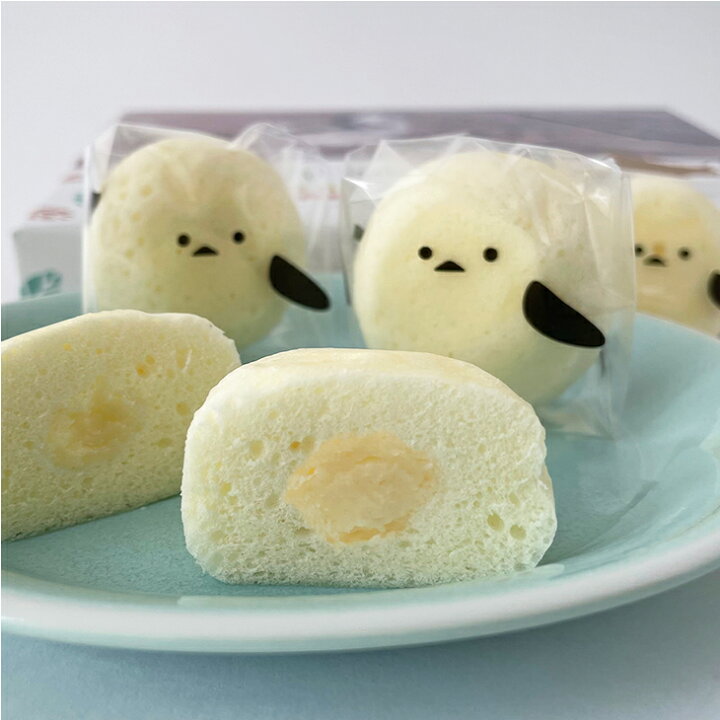 It is a cute individually wrapped white and small cheesecake with a cute Eurasian siskin bird design. It has a moist texture and a strong flavor from the Hokkaido-produced mascarpone cheese.