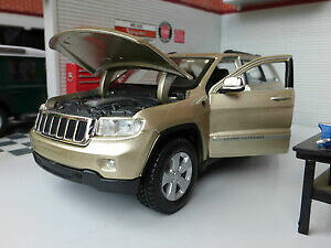 �y���������z�z�r�[�@�͌^�ԁ@�ԁ@���[�V���O�J�[ �X�P�[���S�[���h�W�[�v�O�����h�`�F���L�[�����[�h�_�C�J�X�g���f��124 scale gold jeep grand cherokee laredo v8 4x4 detaillee diecast maisto modele