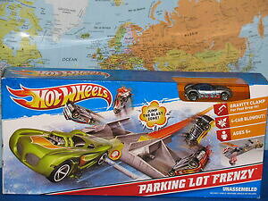 �y���������z�z�r�[�@�͌^�ԁ@�ԁ@���[�V���O�J�[ �z�b�g�z�C�[��hot wheels de parking lot frenzy ensemble jouets un voiture inclus