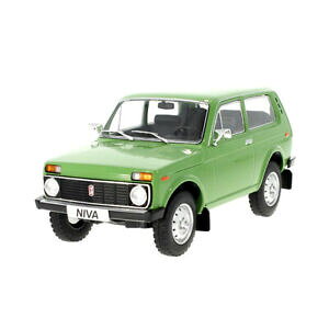 yzzr[@͌^ԁ@ԁ@[VOJ[ _sN}XP[f mcg18111 lada niva vert masstab 118 maquette de voiture neuf