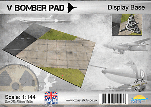 �y���������z�z�r�[�@�͌^�ԁ@�ԁ@���[�V���O�J�[ �L�b�g�X�P�[���p�b�hcoastal kits echelle 1144 v bomber pad display base