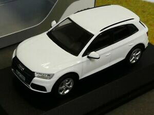 yzzr[@͌^ԁ@ԁ@[VOJ[ AEfB143 iscale audi q5 blanc 044577