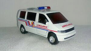 �y���������z�z�r�[�@�͌^�ԁ@�ԁ@���[�V���O�J�[ ���C�g�T�C����toy ambulance avec lumieres amp; siren