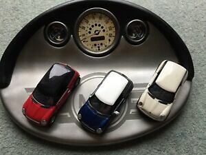 yzzr[@͌^ԁ@ԁ@[VOJ[ CXggplfR[M[~jTl[trois corgi mini miniatures sur un modele de tableau de bord