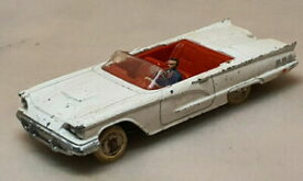 【送料無料】ホビー　模型車　車　レーシングカー フォードサンダーバードカブリオレドライバーフランスdinky toys ford thunderbird cabriolet blanc ref 555 chauffeur france meccano