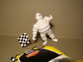 【送料無料】ホビー　模型車　車　レーシングカー フラグミシュランfigurine 118 bibendum michelin avec drapeau start vroom for solido