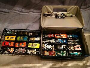 �y���������z�z�r�[�@�͌^�ԁ@�ԁ@���[�V���O�J�[ �z�b�g�z�C�[���|�[�`�P�[�Xhot wheels etui de transport avec 28 voitures et etui dorigine