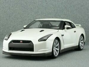 yzzr[@͌^ԁ@ԁ@[VOJ[ nissan gtr 2009 whitemetallic bburago 118