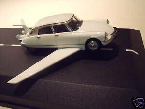 �y���������z�z�r�[�@�͌^�ԁ@�ԁ@���[�V���O�J�[ �V�g���G��o�L�b�g143 citroen ds 19 fantomas de funes vroom a coller not assembled kit
