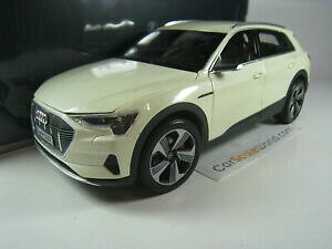 yzzr[@͌^ԁ@ԁ@[VOJ[ AEfBgaudi etron 2019 118 norev white metallic