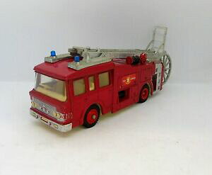 �y���������z�z�r�[�@�͌^�ԁ@�ԁ@���[�V���O�J�[ �C���O�����h29592 dinky toys england erf fire tender fire service 143
