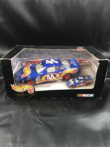 yzzbgzC[[VÕJCEyeBJ[pbNXP[FFHot Wheels Racing Kyle Petty #44 2 Car Pack Scales 1:24  1:64 NRFB