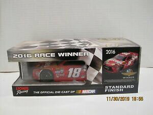 �y���������z�㒌�Y�C���f�B�����M�T�C�����联KYLE BUSCH #18 2016 SKITTLES INDY WIN AUTOGRAPHED #011 1/24