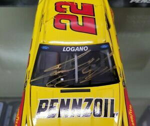 �y���������z�W���C���V�F���̃y���Y�I�C���E�[�N�Z�����M�T�C������FAutographed 2015 Joey Logano #22 Shell Pennzoil 1:24 HOTO