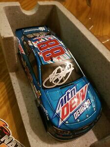 yzfCEA[n[gEWjA̒MTCԃ}Eef[́ADale Earnhardt Jr. AUTOGRAPHED 1/24 Car 2017 Mountain Dew S-A, 1/2500