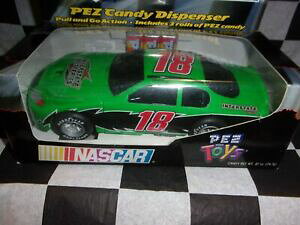 �y���������z�L�����f�B�̃f�B�X�y���T�[���[�V���O���d�r�ԃ{�r�[���{���e PEZ Candy Dispenser Racing NASCAR #18 Interstate Batteries Car Bobby Labonte