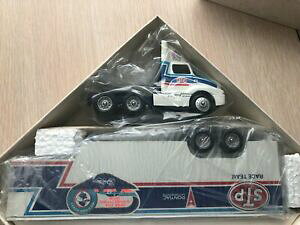 �y���������z����Ń��[�V���O�g���b�N�A���̂ƎԂ̏��׍H�́A�̐V����New ListingGroup of 6 Limited Edition Racing Trucks Transporters and Cars Petty, McDuffie