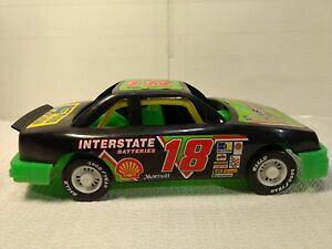 yz[VÕfCEWbgdr̃vX`bN̂̎Ԃ̃}X^[YMasters Of Racing Dale Jarrett #18 Interstate Batteries Nascar Plastic Toy Car