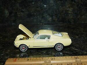 �y���������z�z�r�[ �E�͌^�ԁE�o�C�N ���[�V���O�J�[ �t�H�[�h�}�X�^���O�N���V�b�N�}�b�X���J�[�S���^�C���I�[�v�j���O�t�[�hgl 1965 ford mustang classic muscle car with rubber tires and opening hood