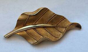 �y���������z�z�r�[ �E�͌^�ԁE�o�C�N ���[�V���O�J�[ ���B���e�[�W�g���t�@���N���E���S�[���h�g�[���e�N�X�`�����[�t�u���[�`�s��vintage signed trifari crown gold tone textured leaf shape brooch pin