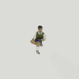 【送料無料】ホビー ・模型車・バイク レーシングカー ロコホワイトメタルフィギュアスケールseated small boy holding a toy steam loco white metal figure 143 o scale
