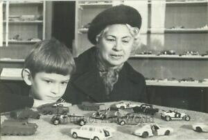 �y���������z�z�r�[ �͌^�� ���f���J�[ ���f���J�[�r���e�[�W�\grandmother with boy and toy model cars vintage soviet photo