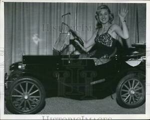 yzzr[ ͌^ fJ[ ~ZXI[h[A[EB[[f1961 press photo mrs audrey green sitting on an earl wheeler model car