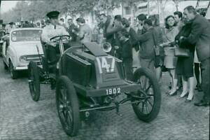 �y���������z�z�r�[ �͌^�� ���f���J�[ ���m�[���f��people looking at the 1902 model of a renault car driven by a man, 1968 vinta