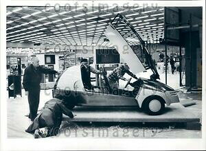 yzzr[ ͌^ fJ[ tH[hV[f1982 futuristic 1980s ford car model at auto show press photo