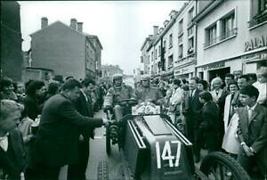 �y���������z�z�r�[ �͌^�� ���f���J�[ ���m�[���f���r���e�[�Wpeople gathered in street to look the model of renault car vintage photog