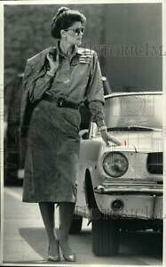 �y���������z�z�r�[ �͌^�� ���f���J�[ ���J�[���f���|�[�Y1987 press photo women039;s fashion model posing at car sya25609