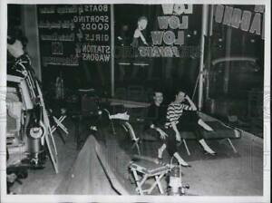 yzzr[ ͌^ fJ[ fLsOJ[fB[[EBhE1956 press photo models camping out in car dealership window