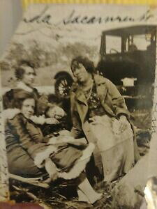 yzzr[ ͌^ fJ[ fAtJAJbeautiful african american females molding in front of a model t car