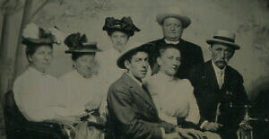yzzr[ ͌^ fJ[ fmen and women wearing hats posed in early model car tintype