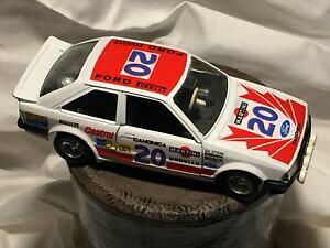 �y���������z�z�r�[ �͌^�� ���f���J�[ �X�P�[�����f���J�[�t�H�[�h�G�X�R�[�g���C�^���A�}�e�B�[�jburago 124 scale model car 0120 ford escort xr3 20 martini made in italy ec