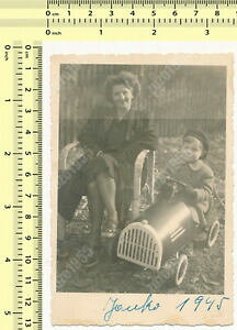 yzzr[ ͌^ fJ[ y_J[{[Cf1945 pedal car boy driving toy model woman mother child kid old original photo