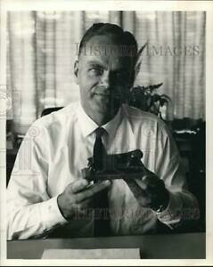 yzzr[ ͌^ fJ[ fJ[1965 press photo nils sefeldt, memorial motors president with model car