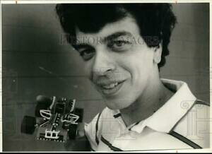 yzzr[ ͌^ fJ[ }CN_~[Rf[XJ[j[[N1989 press photo mike d039;amico of oswego, york with model race car