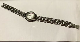 【送料無料】腕時計　ヴィンテージラウンドシルバートーンファンシーブレスレットウォッチバッテリーvintage round silvertone fancy bracelet watch works keeps time battery