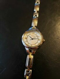 【送料無料】腕時計　ヴィンテージトーンバッテリーvintage guess womans petite 2 tone wristwatch exc running great battery