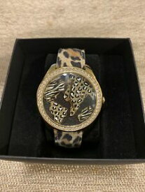 【送料無料】腕時計　プリントゴールドトーンウォッチguess womens u0504l2 animal print goldtone watch with world map