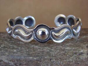 yzWG[EANZT[ iozCfBAWG[Vo[X^[OnheBuuXbgoCAbNXnavajo indien bijoux argent sterling main timbre bracelet par alex