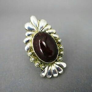 yzWG[EANZT[ ACl[Yi`OigJ{VVo[Ointeressant femmes anneau en argent avec einem grandes naturel grenat cabochon