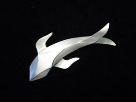 【送料無料】ジュエリー・アクセサリー ジョネットジュエリーマットシルバーピューターアブストトドルフィンピンjj jonette jewelry matte silver pewter abstract dolphin pin