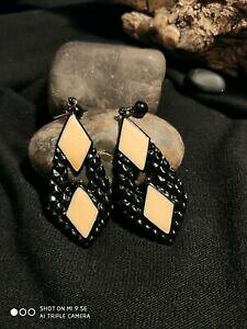 yzWG[EANZT[ COBe[Wx[WzCgWcurieuses boucles doreille en metal peint noir et resine blanc beige vintage