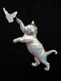 【送料無料】ジュエリー・アクセサリー ジョネットジュエリーシルバーピューターチェイシングバタフライピンjj jonette jewelry silver pewter cat chasing butterfly pin