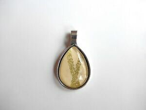 【送料無料】ジュエリー・アクセサリー ベージュドロップペンダントpendentif en forme de goutte, avec des lignes dorees sur fond beige origami