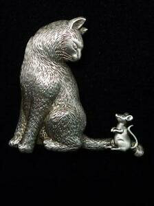 yzWG[EANZT[ WlbgWG[Vo[s[^[J[O}EXsjj jonette jewelry silver pewter cat curling its tail mouse pin