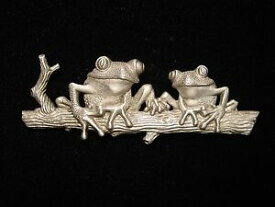 【送料無料】ジュエリー・アクセサリー ジョネットジュエリーシルバーピューターログカエルピンjj jonette jewelry silver pewter frogs sitting on the log pin